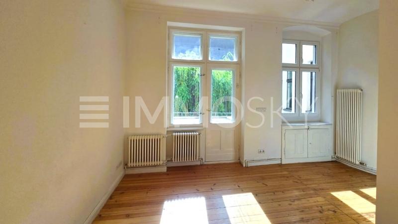 Sonniges Wohnzimmer mit Balkon - 