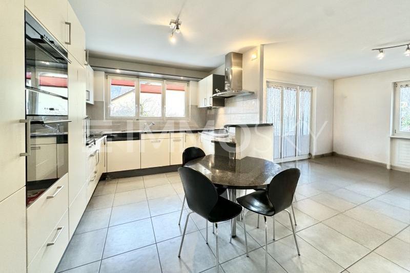 Cuisine avec table intégrée - 5.5 pièces Villa a Moutier