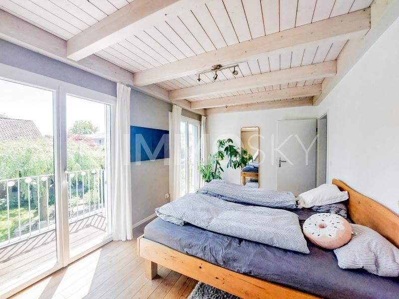 Schlafbereich mit Ausgang auf die sonnige Terrasse - 5.5 Zimmer Einfamilienhaus in Hitzkirch