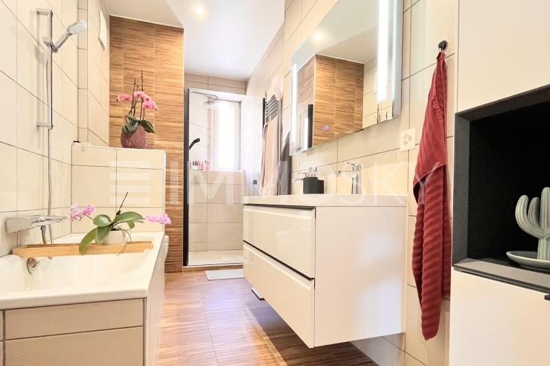 Salle d eau avec douche et baignoire - 4.5 pièces Appartement a Renan BE