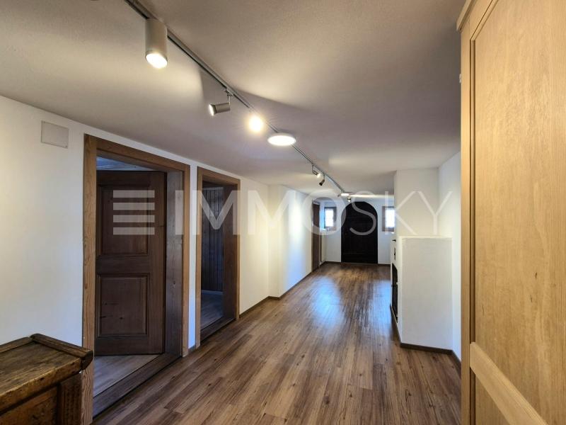 Einladender Flur mit viel Platz - 4.5 Zimmer Wohnung in Breil/Brigels