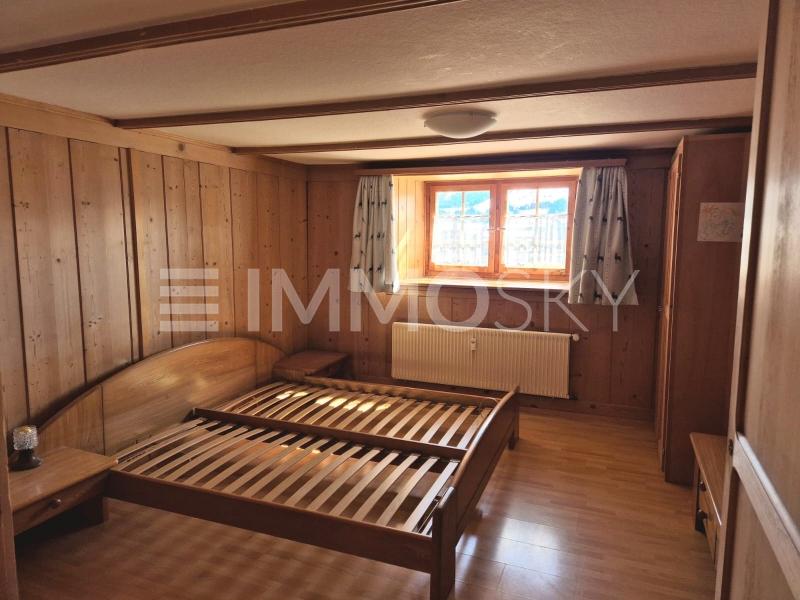 Gemütliches Schlafzimmer mit Holzakzenten - 4.5 Zimmer Wohnung in Breil/Brigels