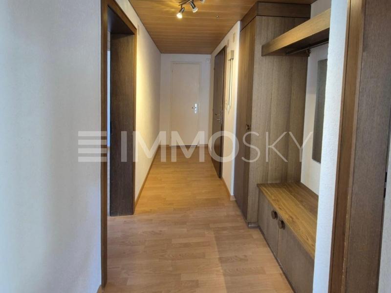 Übersichtlicher Eingangsbereich mit Einbauschrank - 3.5 pièces Appartement a Berneck