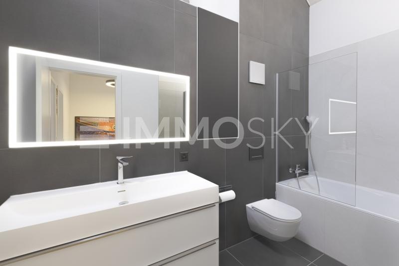 Salle de bain baignoire : douche - 3.5 rooms Maisonette in Estavayer le Lac