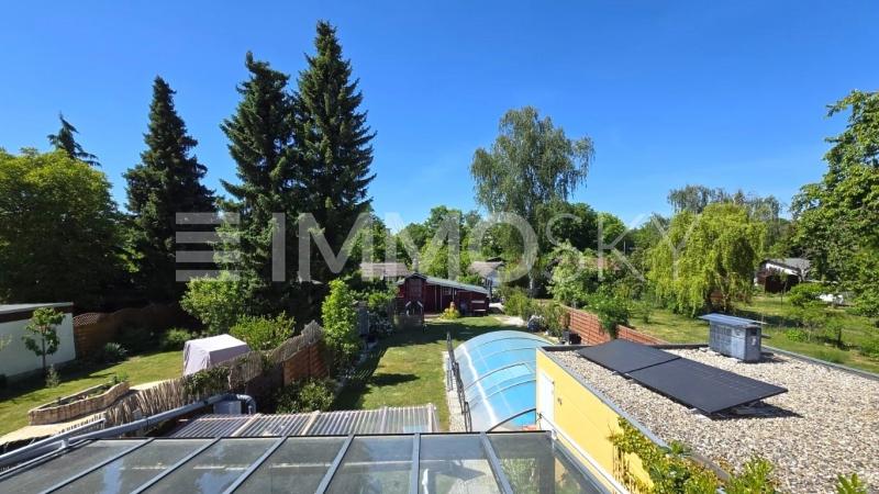 Blick von der Dachterrasse auf das Grundstück - 