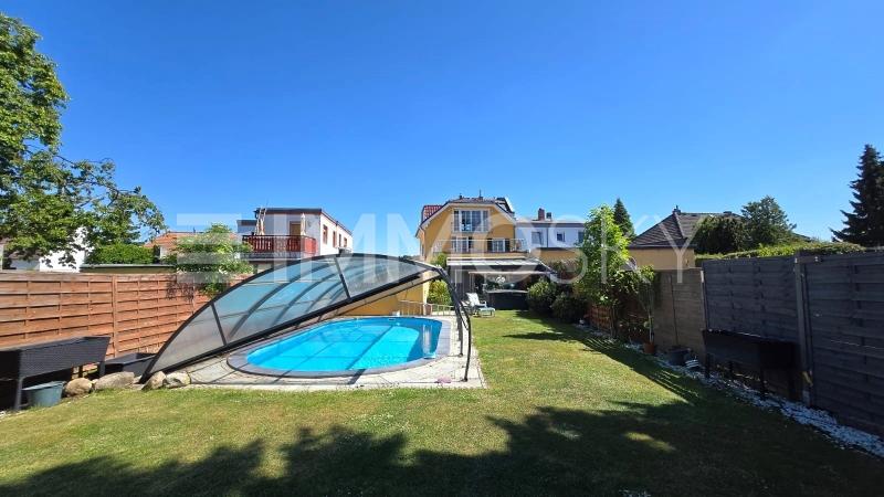 Blick vom Garten auf das Pool und das Haus - 