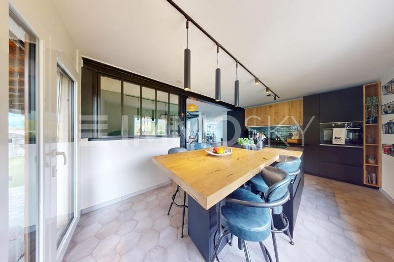 Cuisine moderne avec bar - 6.5 Zimmer Einfamilienhaus in Sierre