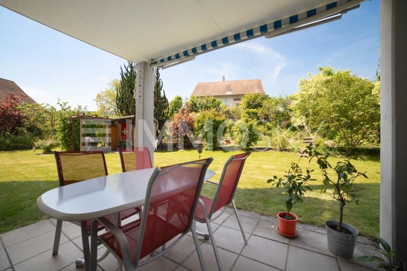 Sitzplatz mit Grünfläche - 5.5 Zimmer Wohnung in Lupfig