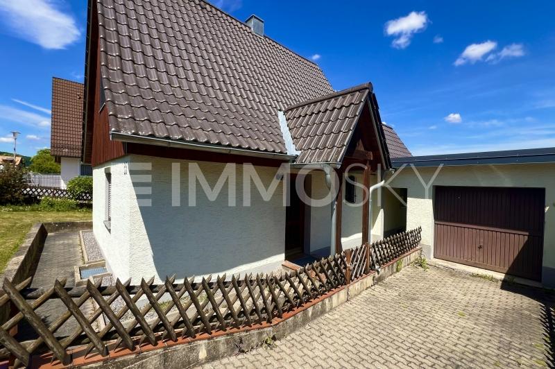 Einfahrt mit Garage - 