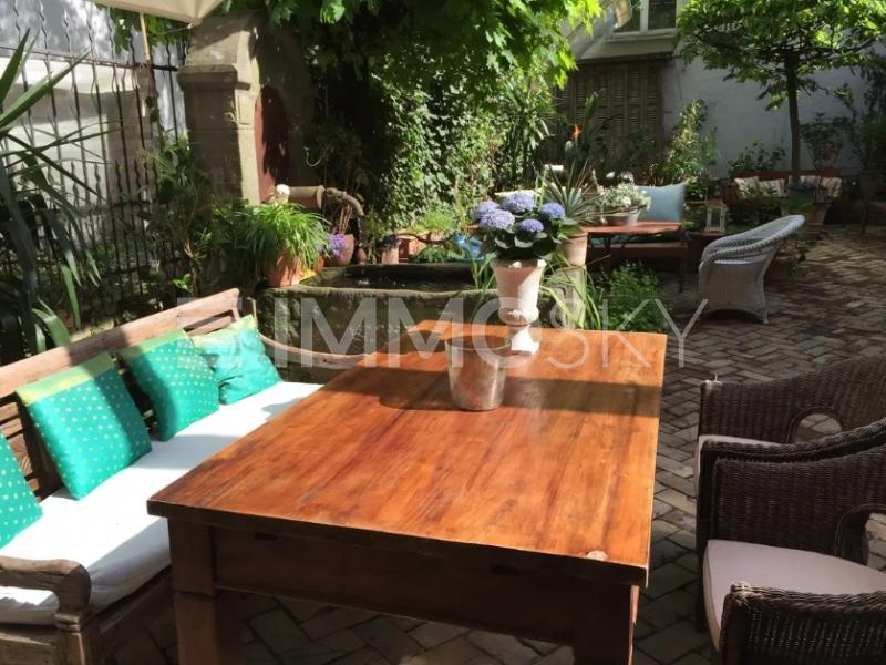 Mediterraner Garten mit stilvoller Sommerküche - 