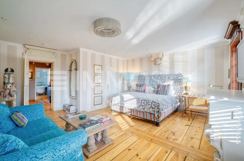 Schlafzimmer mit fließendem Licht und klassischer Ästhetik - 