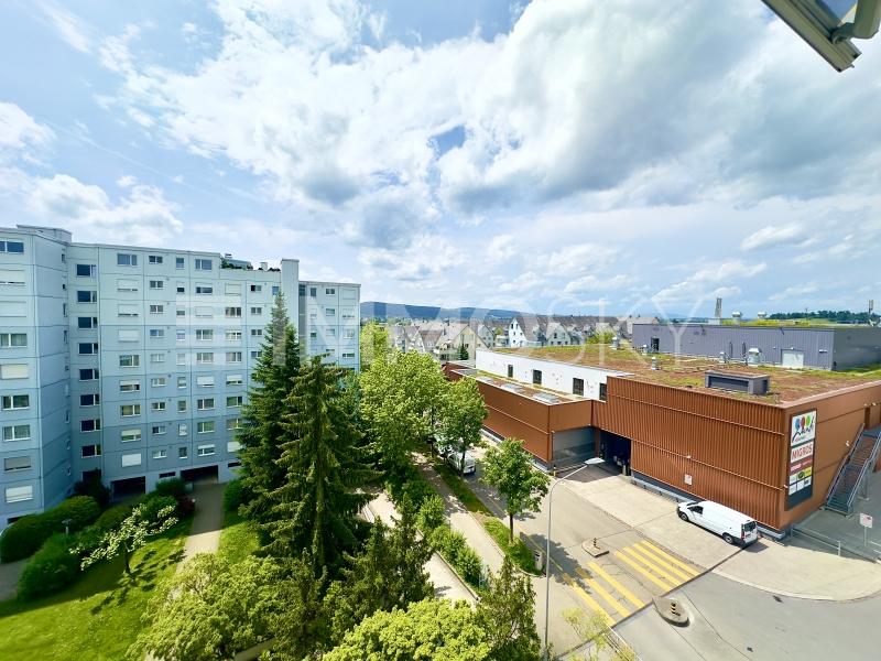 Weitsicht vom Balkon im 7. Stock - 3.5 Zimmer Etagenwohnung in Volketswil