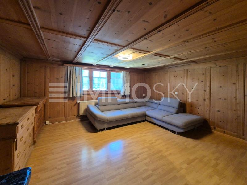 Charmantes Wohnzimmer mit alpinem Charme - 4.5 Zimmer Wohnung in Breil/Brigels
