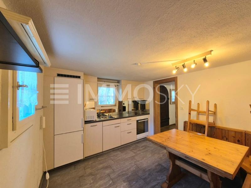 Offene Küche mit gemütlicher Essecke - 4.5 Zimmer Wohnung in Breil/Brigels
