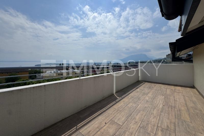 Terrasse avec vue sur le lac et les alpes - 4.5 pièces Appartement en attique a Corcelles NE