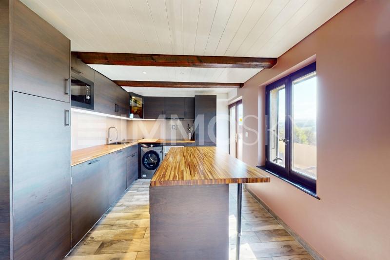 Cuisine ouverte avec îlot central - 5.5 Zimmer Reihenmittelhaus in Auboranges