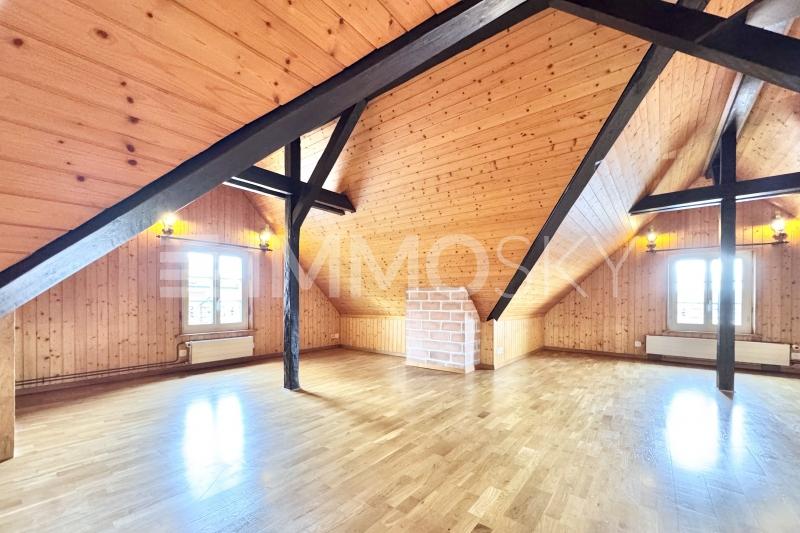 Grande chambre avec une belle hauteur sous plafond - 4.5 pièces Maison a Biel/Bienne