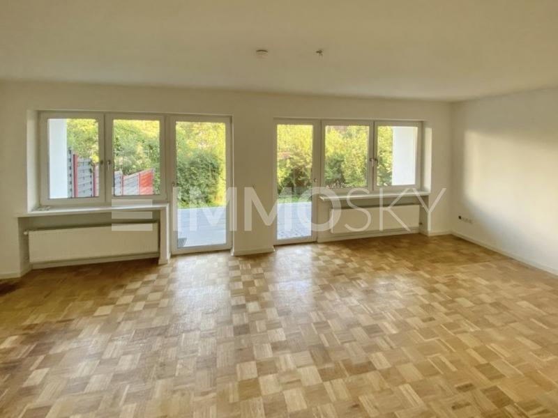 Helles Wohnzimmer mit großer Terrasse - 