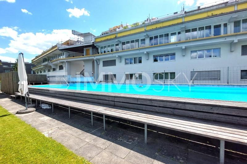 Ein Sprung ins Glück: Dein Poolmoment im Quartier - 4.5 Zimmer Attikawohnung in Wangen b. Dübendorf