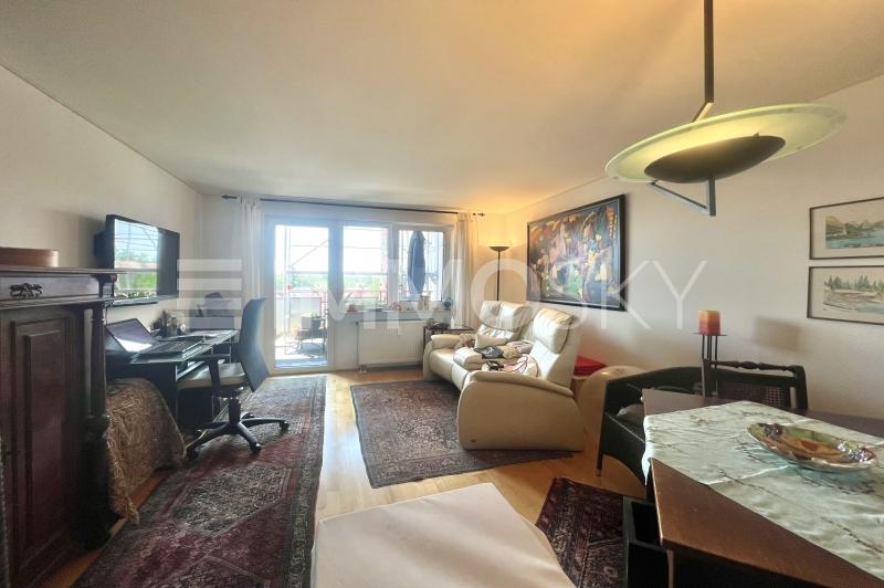 Wohnzimmer mit Balkon  - 