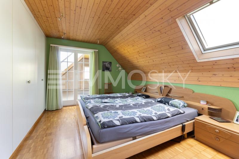 Grosszügiges Zimmer mit Zugang zum Bad - 6.5 Zimmer Haus in Nesselnbach