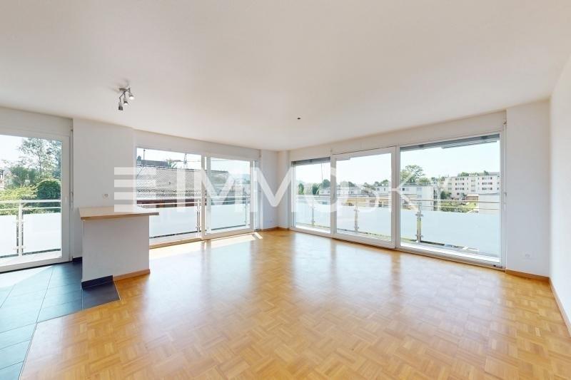 Beaucoup de luminosité pour ce séjour - 4.5 Zimmer Etagenwohnung in Lausanne
