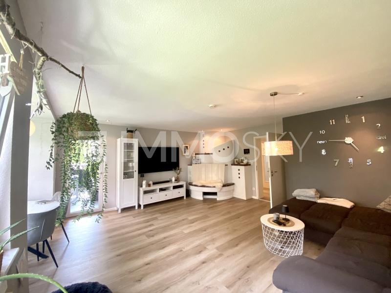 Stilvolles Wohnzimmer mit Kamin - 