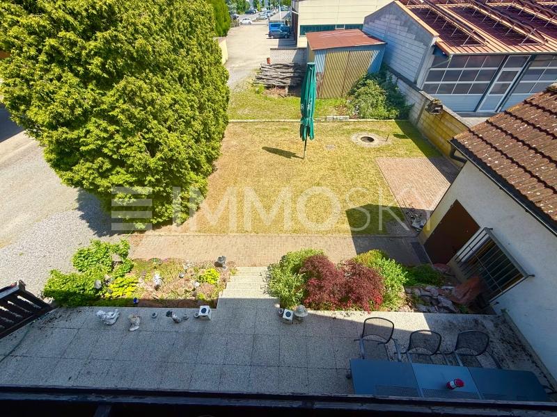 Terrasse mit Blick auf den Garten - 