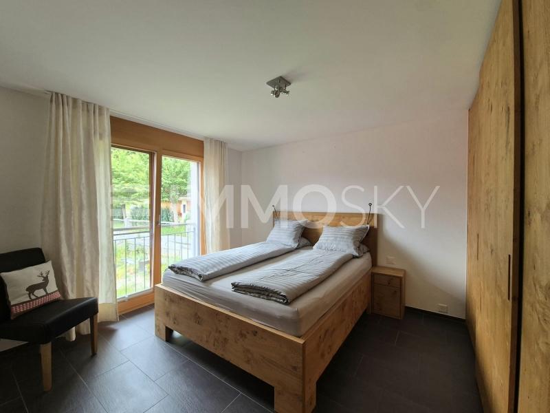 Hauptschlafzimmer mit hochwertigen Massivholzmöbeln - 3.5 pièces Appartement meublé a Sagogn