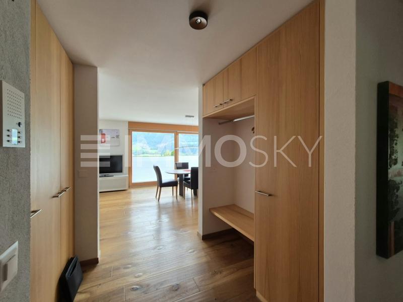 Einladender Eingangsbereich mit viel Stauraum - 3.5 pièces Appartement meublé a Sagogn