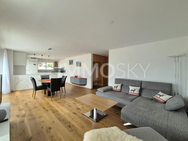 Offener Wohn- und Essbereich mit gemütlichem Ambiente - 3.5 pièces Appartement meublé a Sagogn