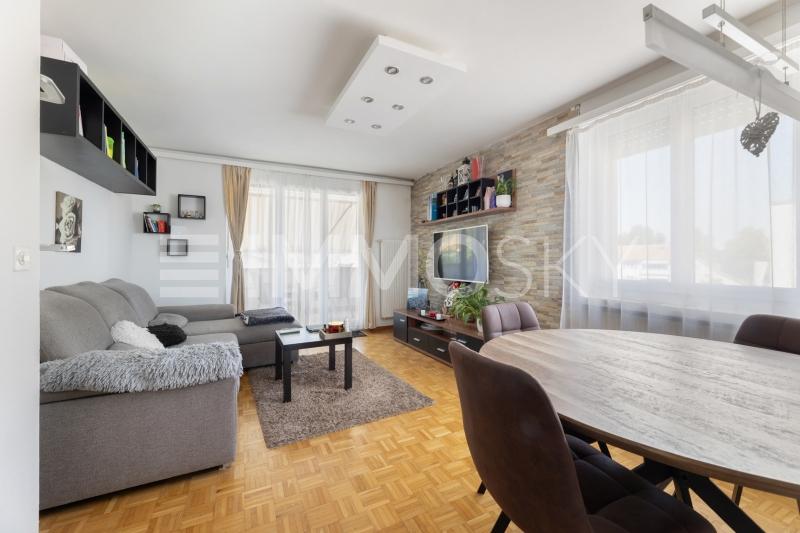 Wohnzimmer mit Ausgang auf den Balkon - 3 Zimmer Etagenwohnung in Staad SG
