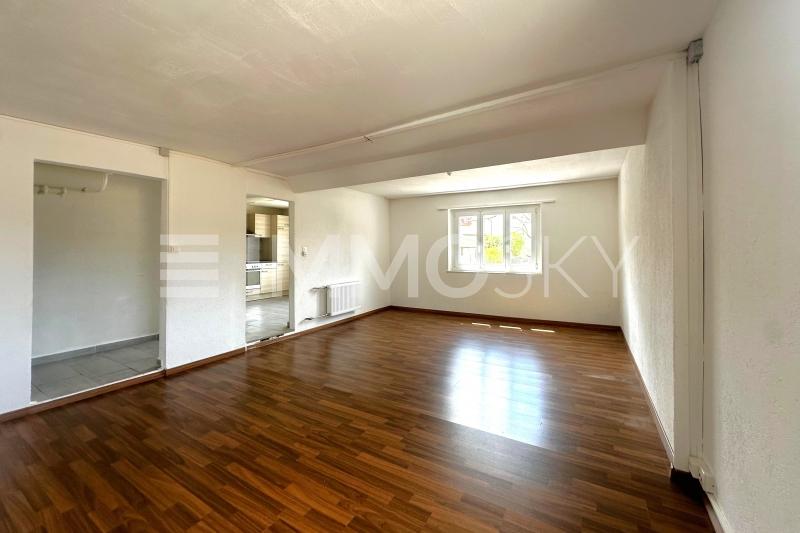 Geräumiges Wohnzimmer - Edificio residenziale e commerciale a Reconvilier