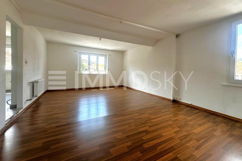 Wohnzimmer im 2.OG - Edificio residenziale e commerciale a Reconvilier