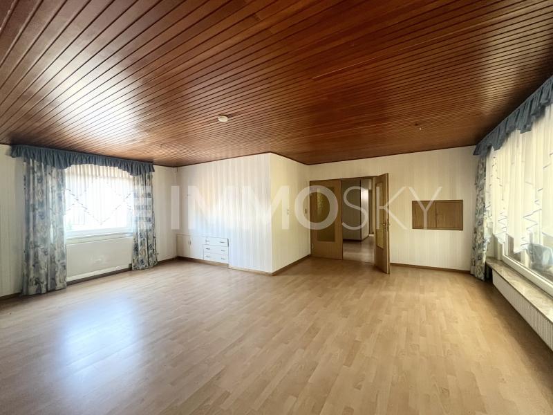 Wohnzimmer mit Zugang nach Außen - 