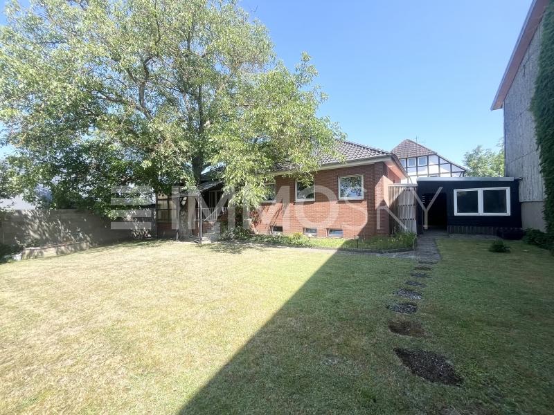 Gartenansicht, Zugang zur Garage - 