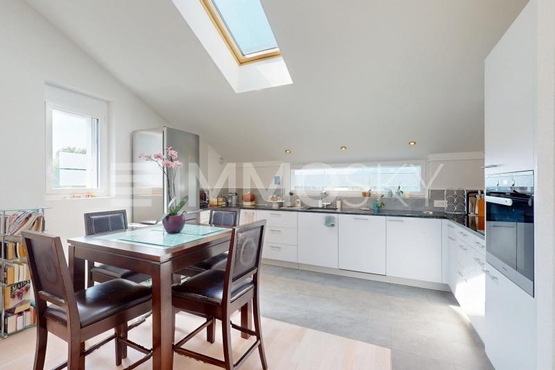 Cusinie entièrement ouverte et équipée - 3.5 Zimmer Maisonette in Villeneuve VD