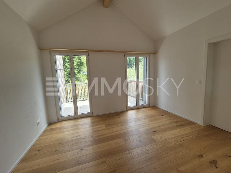 Bodentiefe Fenster und Ausgang zum Balkon - 3.5 Zimmer Wohnung in Ganterschwil