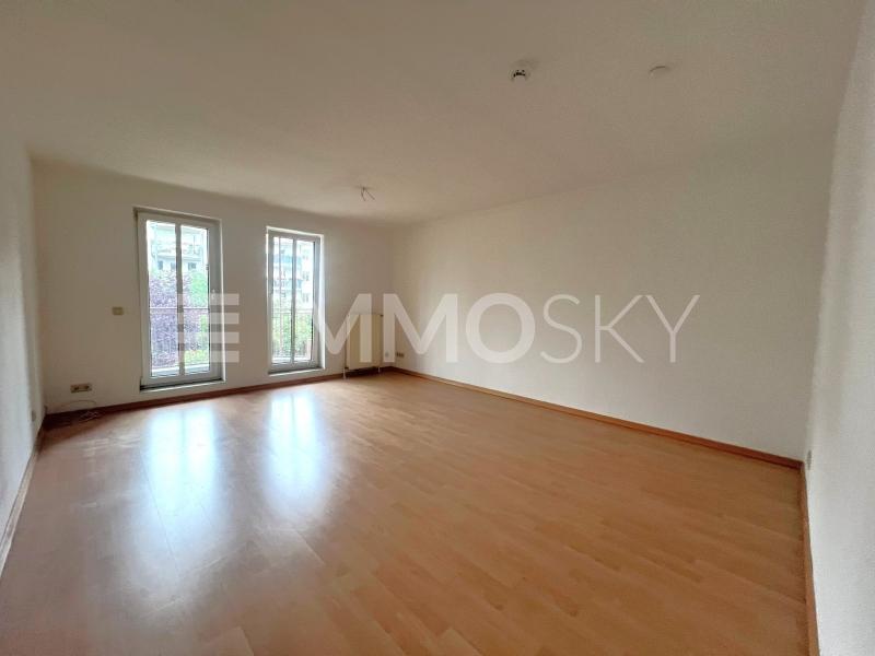 Wohnzimmer mit Balkonzugang - 