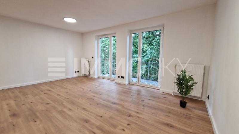 Wohnbereich mit Zugang zum Balkon - 