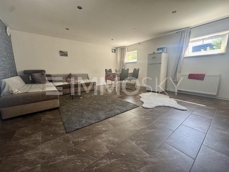 Geräumiges Wohnzimmer - 