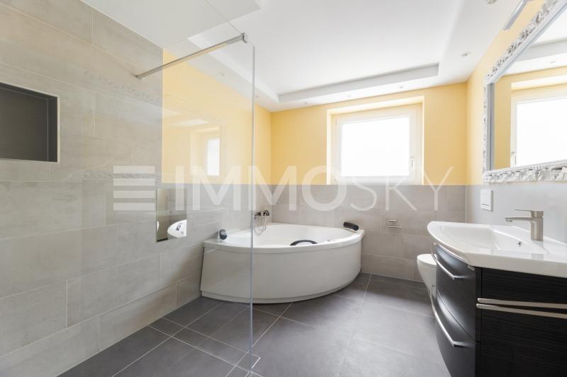 Exklusive Eleganz im Bad mit runder Wanne und Dusche - 10 pièces Maison bifamiliale a Langnau am Albis