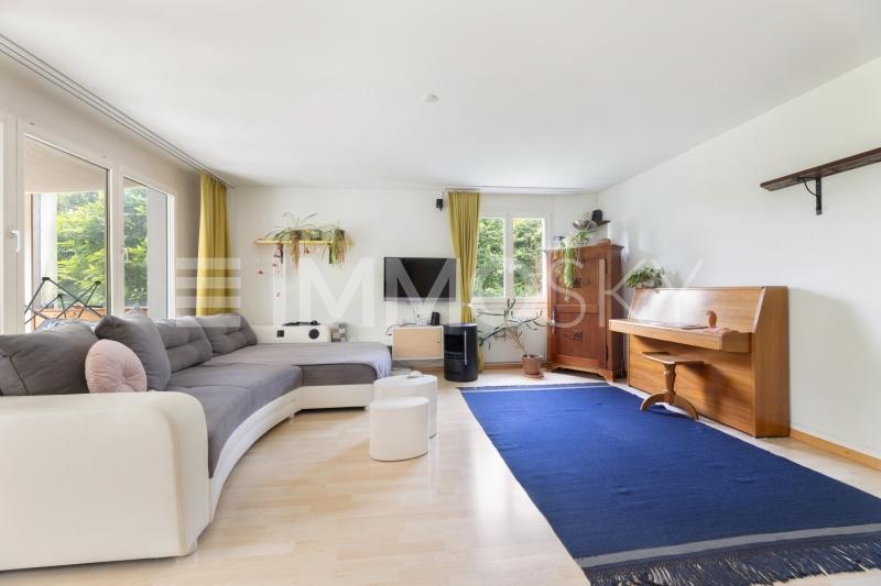 Heller Wohnbereich mit Zugang zum Gartensitzplatz - 4.5 Zimmer Gartenwohnung in Rheinfelden