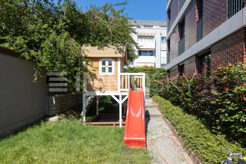 Privater Spielplatz hinter dem Gebäude - 3.5 pièces Appartement a Binningen