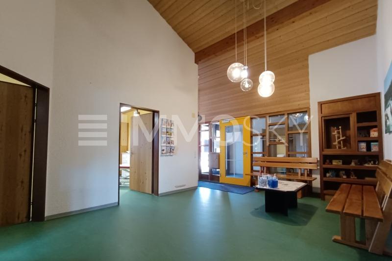 Grosszügiger ehemaliger Warteraum - 7 Zimmer Gewerbehaus in Löhningen
