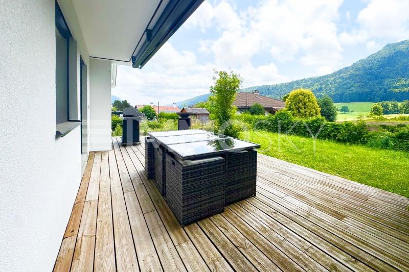 Terrasse en bois avec espaces verdoyants - 8 pièces Maison bifamiliale a Renan BE