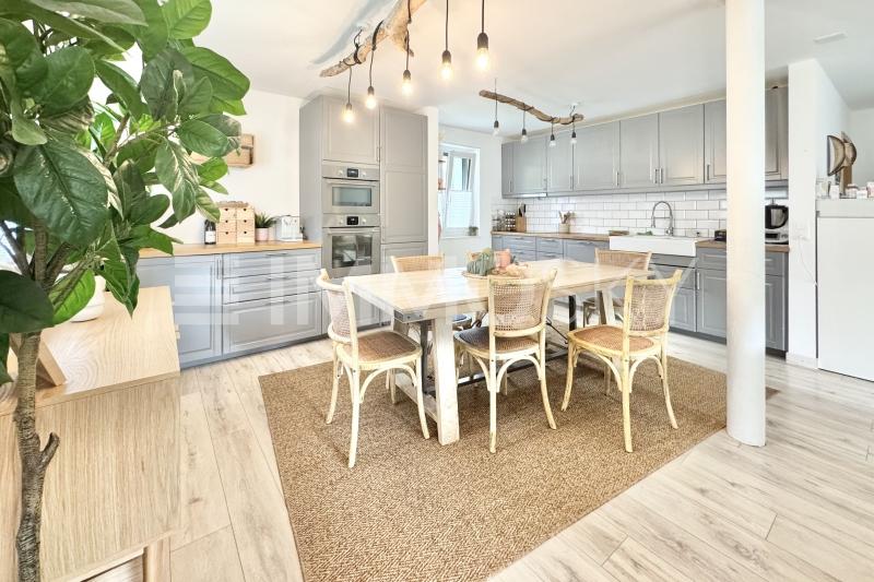 Cuisine moderne au rez-de-chaussée - 8 pièces Maison bifamiliale a Renan BE