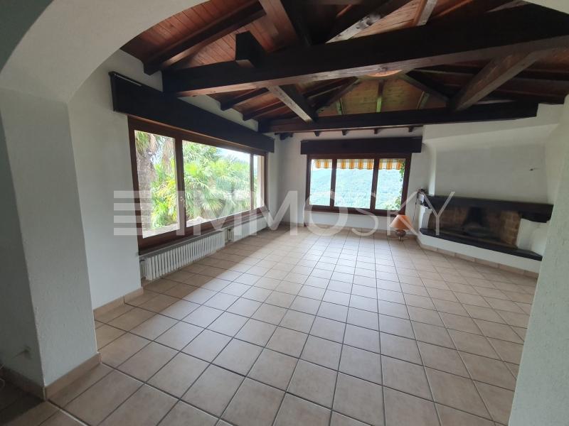 Luminoso soggiorno con camino e finiture di pregio  - 9 rooms One-family house in Villa Luganese