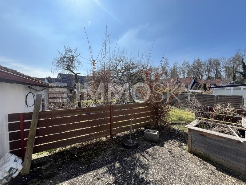 Große Terrasse mit Eingang zum Garten - 