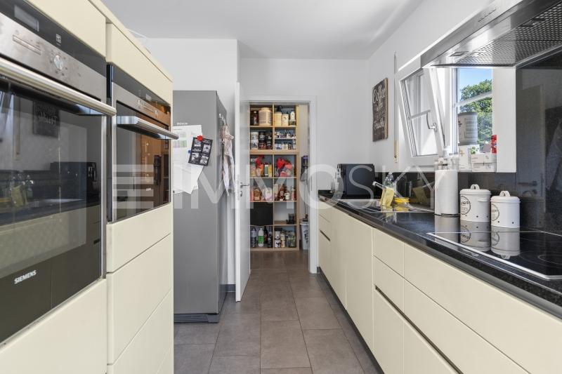 Top ausgestattete Küche inkl. angrenzendem Vorratsraum  - 5.5 pièces Maison individuelle a Schlatt